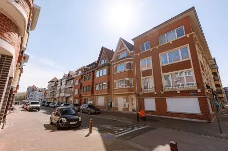 Huswell - Modern family flat steps from the sea Отели в г. Кнокке-Хейст