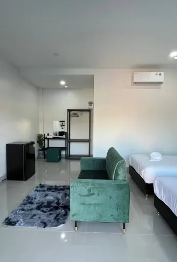 ห้องสแตนดาร์ดทริปเปิลพร้อมระเบียงและวิวสวน