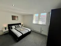 Spacious 4-Bedroom House - Garden & Free Parking - Wi-Fi