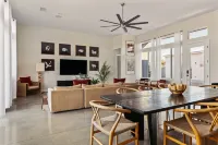 Stunning Courtyard with Hot Tub and Fire Pit - Modern Oasis Retreat