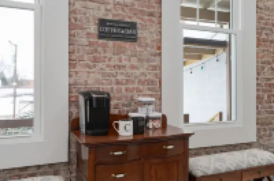 Historic Downtown Suite with Modern Amenities - Charming Unique Oasis