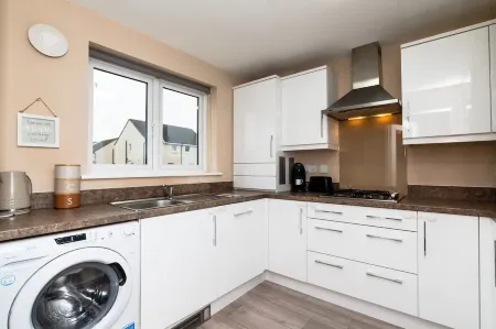 3 Bedroom House-Private Parking Отели в г. Бонниригг