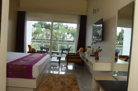 J P Regency Отели рядом с достопримечательностью «Shree Kainchi Hanuman Mandir»