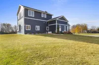 Stunning Water Views and Two Docks - Charming Lakeside Escape Hotel di Oconto