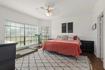 Gorgeous House on Golf Course with AC, WiFi, High Ceilings, Big Windows Lindsay/Lyons Park and Sports Complex附近的飯店