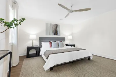 Newly Renovated Luxury 4-bedroom house in lovely Charlotte with WiFi and AC Hotel in zona The Arboretum Shopping Center