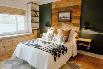 Tranquil Forest Retreat: Designer 4-Bedroom Ranch with Hot Tub & Firepit