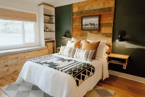 Tranquil Forest Retreat: Designer 4-Bedroom Ranch with Hot Tub & Firepit