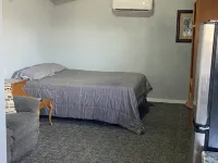 The Galactic Getaway - Lakeside Tiny Home Rental - Queen Bed Hotels in Rock County