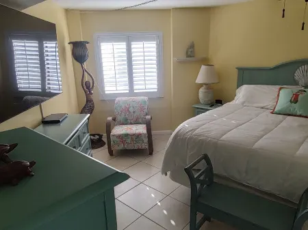 SUNGLOW RESORT 503 Spacious Deluxe Ocean Front Corner Suite with Large Balcony Отели рядом с достопримечательностью «Парк Ван Авеню»