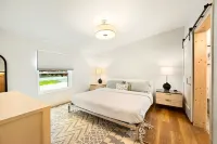 Newly Baileys Harbor Home, 1 Block DT, Open Concept with Huge Yard Hotel a Baileys Harbor