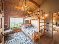 Luxurious Cabin in Alaska w/ Hot Tub & Cedar Sauna โรงแรมในเลซีเมาน์เทน