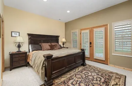 Timberline Condo at Moose Hollow, end unit w/ full windows, steps from hot tub