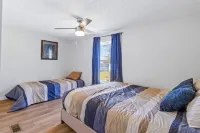 Newly renovated lakehouse sleeps 7 with boathouse, fenced yard and kayaks Hotel a Parrocchia di Union