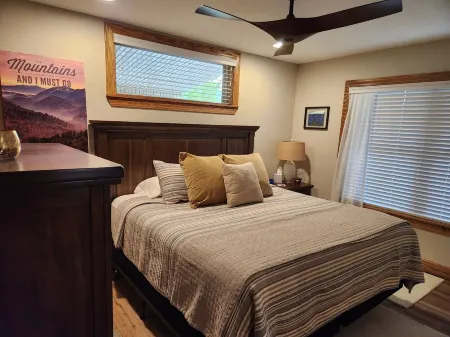 Vista Views of the Smoky Mountains and Close to Bryson City!