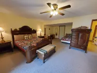 Owls Nest-Lakefront-Private Wooded Setting Sleeps 16