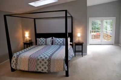 Stunning home with pool, spa, mountain views, sleeps up to 10, walk to Woodstock