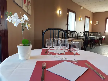 Hotel le Saint Vincent Lyon Sud Отели в г. Шарли