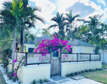 Blue Ocean Village Отели рядом с достопримечательностью «Ардастра Гарденс & Уайлдлайф Консервейшен Сентр»