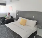 Budget on the Lake Hotels in Hamilton