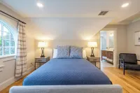 Stunning Penthouse 3Bed-3Bath Private Elevator, Just Steps to PA, Dining & Shops Hotels in Andover