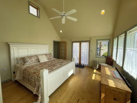 Charming farmhouse in Historic Spring City with AC, WiFi, and full kitchen.