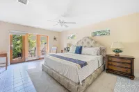 Waterfront Beauty 8-guests, Dock, Kayaks and more