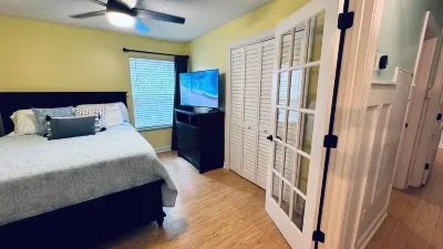 "Low Tide" Luxury Updated 3-bedroom first floor accessible condo with King bed!