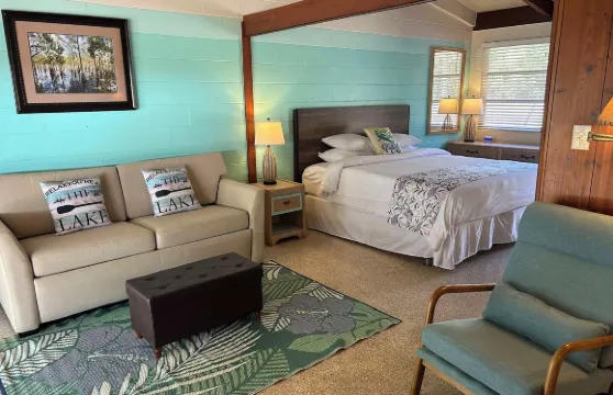 Beresford湖上的熱帶度假村及碼頭