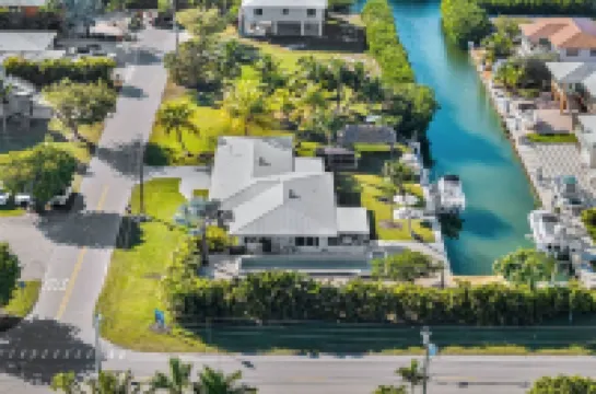 A Serene Florida Escape in Big Pine Key 3 bed 2 bath house, pool, dock, sleep 8