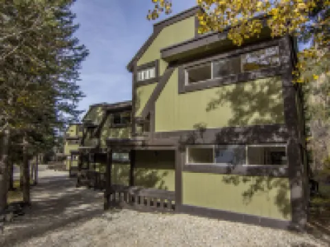 Taos Ski Valley 2 Bdrm/Sleeps 6/Directly Next Door To The Children's Ski School 陶斯滑雪谷酒店