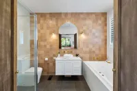 Luxury Villa - simple stones throw from the lake