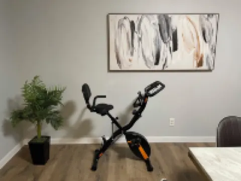 5 bds large house,Near Airport Ontario Mills,free parking,pets friendly. 方塔納酒店