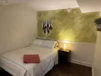2 bedroom apartment: 10 minute drive to UT, convention center,downtown Knoxville