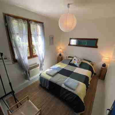 Petite Maison Atypique Avec Jardin Ombagé Parfait Pour des Vacances en Famille Rooms