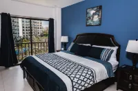Luxurious Condo, 5min walk to beach/town, Amazing pool and amenities ! Hotels in 