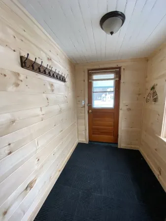 The Guides House • Cozy Main St Stay with Porch Views Отели в г. Олд Фордж