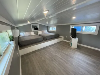 Awesome Tiny house on Lake Conroe steps from the Lake