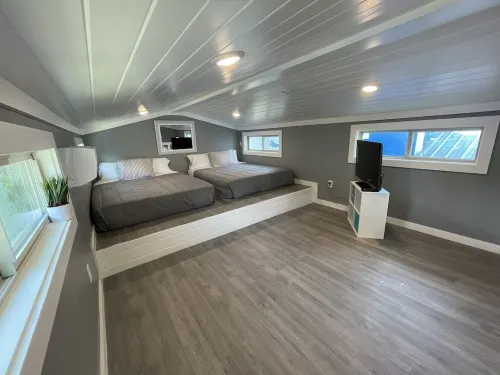 Awesome Tiny house on Lake Conroe steps from the Lake