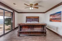 5 Bedrooms &3 Bathrooms House spacious living room and amazing View of Oakhurst