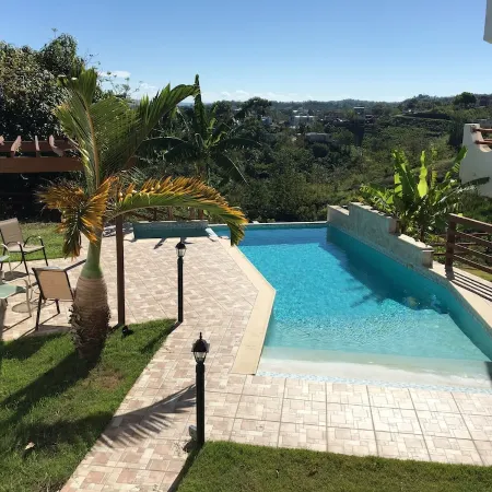 Relaxing Spacious Penthouse. Pool & deck w/panoramic view, 5 minutes to town!