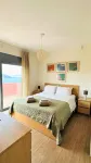 Minimalist, new condo with beautiful sea and mountain views Hotels in der Nähe von Evnardio