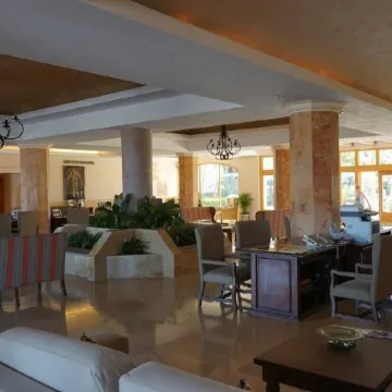 UNBELIEVABLE VIEWS-EXTRA LARGE BALCONY FOUR LOUNGE CHAIRS 3 KING BEDS