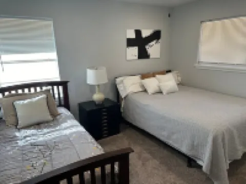 Agreeable Gray: 3 Bedroom, Soothing 5 Beds, Large groups, Pet Friendly