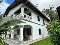 Lakefront 3 bed 3 bath townhouse with tennis court, pickleball court and pool Hotels in Arenal