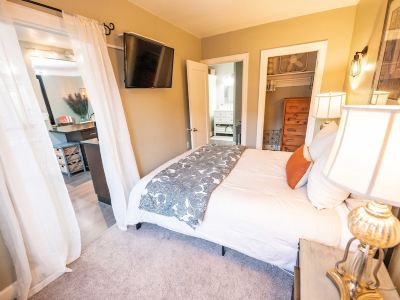 Heart of Downtown Kirkland - 500 Feet from the Beach