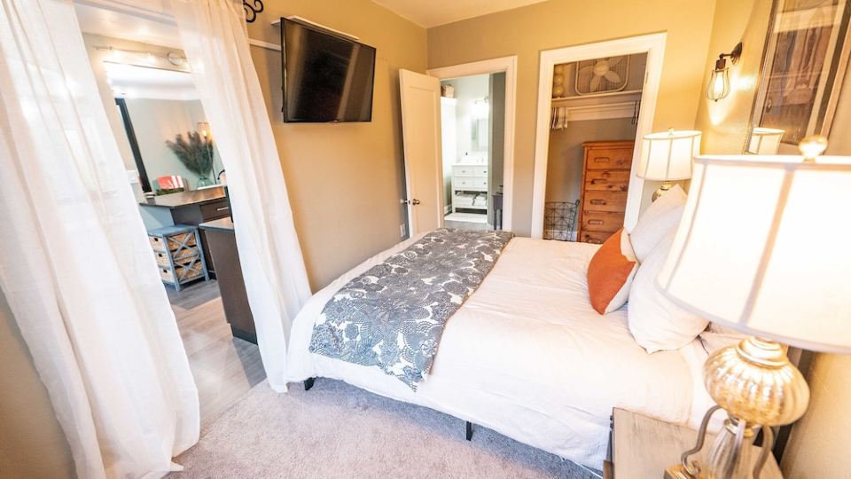Heart of Downtown Kirkland - 500 Feet from the Beach