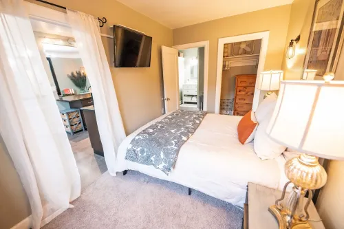 Heart of Downtown Kirkland - 500 Feet from the Beach