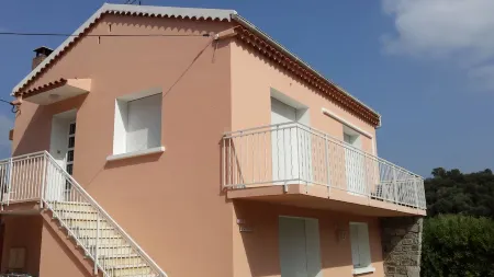 House with garden. Beautiful self-contained flat in villa in the countryside Отели в г. Джункаджо