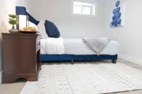 Elegant Two Bdr. Basement Apartment with Private Entrance Canadian College of Business, Science & Technology附近的飯店